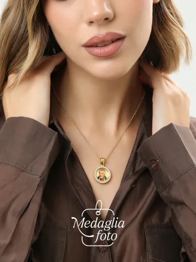 Model wearing a round photo medal with a diamond frame, Medaglia Foto