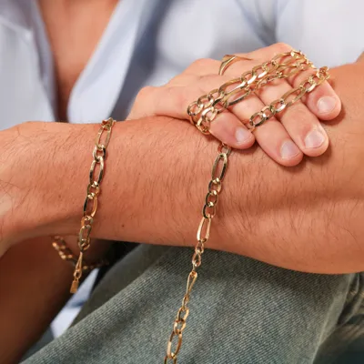 Dana L’Or 9 Carati – Man wearing a necklace and bracelet in 3+1 link chain, 9-karat yellow and white gold
