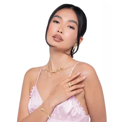Model wearing a parure in 925 sterling silver with freshwater pearls and zirconia