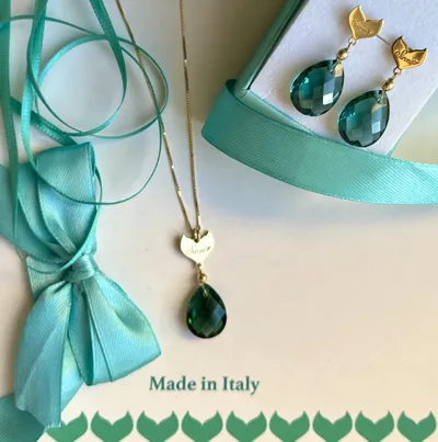 Necklace and earrings in gold-plated 925 silver with green drop-cut stones, Goccia collection