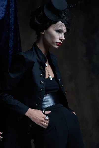 Model wearing a silver brooch-pendant and earrings with hand-carved shell cameos, Élysée collection