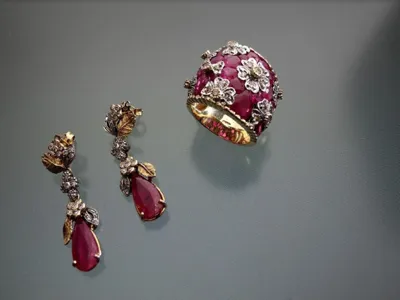 Ring and earrings in 14kt gold with rose-cut diamonds and rubies