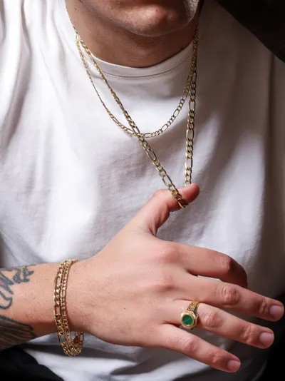 Leonardo 18 Carati – Man wearing a super lightweight Cubana Alternata necklace and bracelet in 18-karat yellow gold