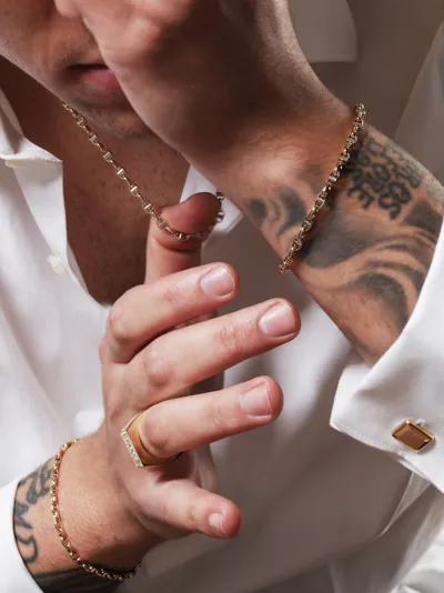 Leonardo 18 Carati – Man wearing a Maglia Marina necklace and bracelet in 18-karat yellow and white gold