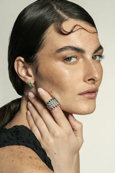 Model wearing 18-karat gold rings with natural diamonds, Tropea Minimal collection