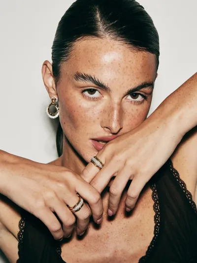 Sogni – Model wearing Scolpiti Collection pavé rings and drop earrings, silver with 18-karat gold plating