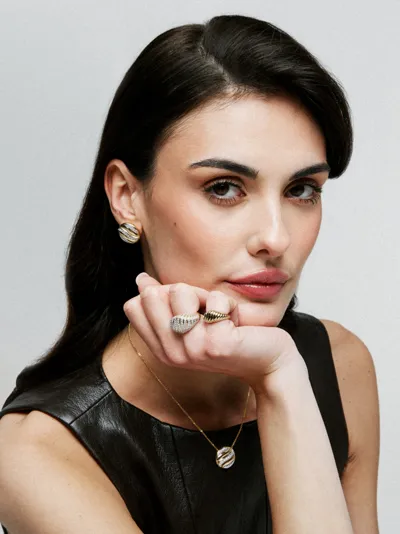 Sogni – Model wearing Icona Collection ribbed rings, round earrings and a round pendant, silver with 18-karat gold plating