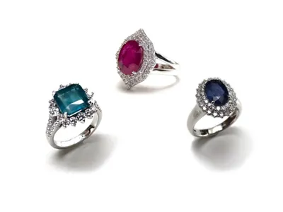Rings in 18kt gold with diamonds, ruby, sapphire and emerald
