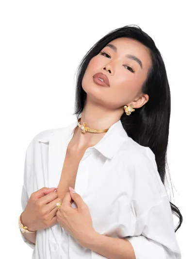 Model wearing a parure in 925 sterling silver with freshwater pearls