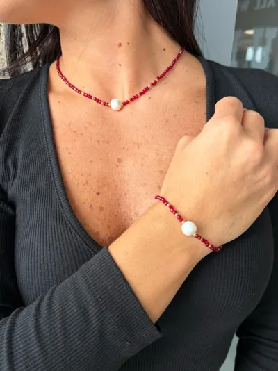Model wearing a necklace and bracelet in 925 sterling silver with freshwater pearls