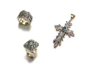 Rings and cross in 14kt gold with rose-cut diamonds and emeralds