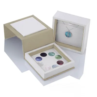 Gift box with a pendant and a set of interchangeable coloured discs