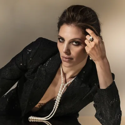 Model wearing a necklace and ring in 18-karat white gold with Tahitian and freshwater pearls and diamonds
