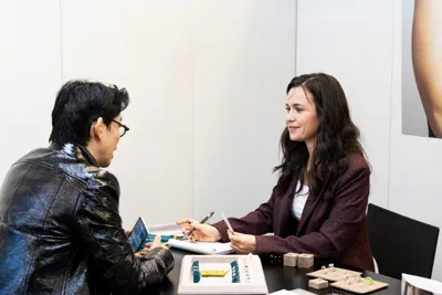 Two participants discussing jewellery at a B2B meeting during the 2025 edition.
