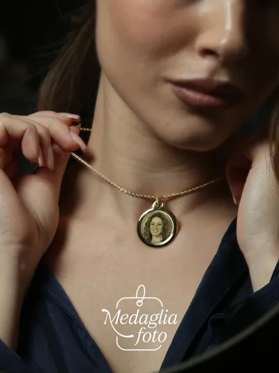 Model wearing a round medal with an engraved photo, Medaglia Foto