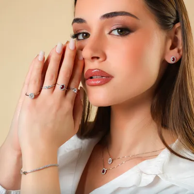 Dana L’Or 9 Carati – Model wearing earrings, rings and a tennis bracelet with zircons in 9-karat white gold