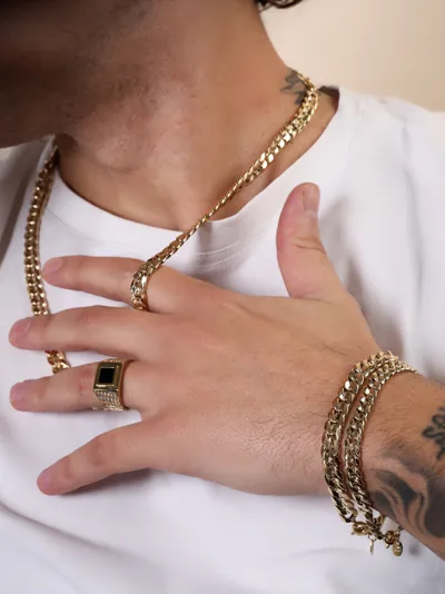 Leonardo 18 Carati – Man wearing a super lightweight Cubana necklace and bracelets in 18-karat yellow gold