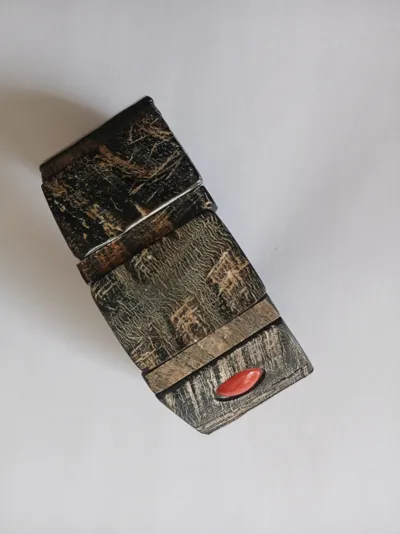 Men's bracelet in buffalo horn with a red coral cabochon