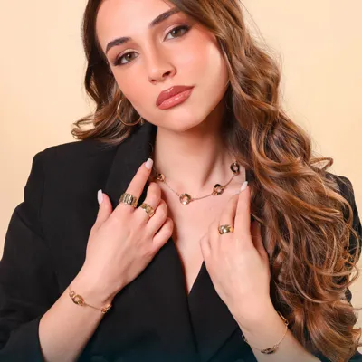 Dana L’Or 9 Carati – Model wearing a necklace, bracelet, earrings and rings in 9-karat yellow gold