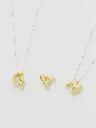 Leonardo 18 Carati – Ultra-lightweight letter pendants in 18-karat yellow gold