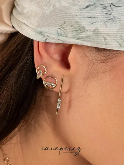 Ear with sky blue topaz earrings in 9kt gold, iaiaperez
