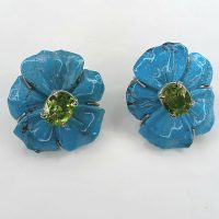 Alessio-Sorrentino-Orecchini-con-Fiori-incisi-in-Turchese-con-peridoti-ed-argentoSQ